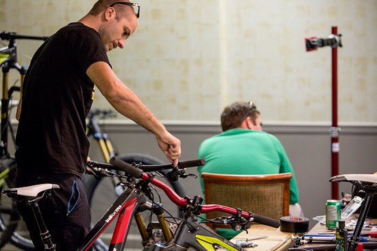 Jens richtet sein BMC-Testbike für das Enduro-Race ein
