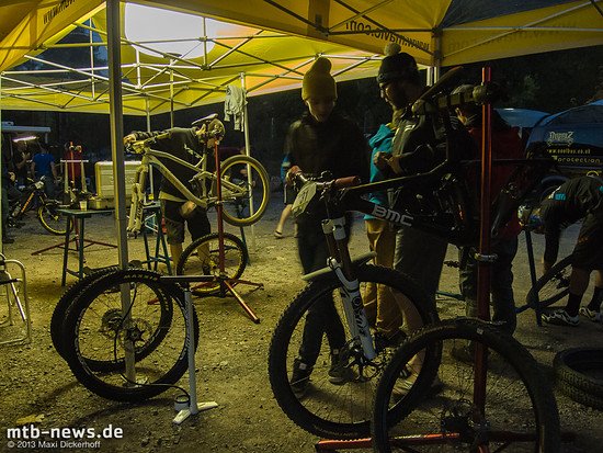 Das Service Team macht die Bikes wieder flott