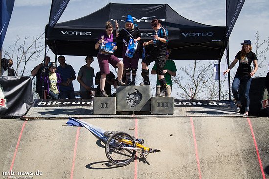 Kleiner Unfall bei der Siegerehrung Damen Hobby