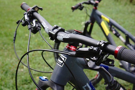 Die Deore-Bremsen überzeugen an beiden Bikes restlos