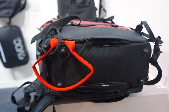 Schlaufen für Ski, Stativ, integrierte Regenhülle.