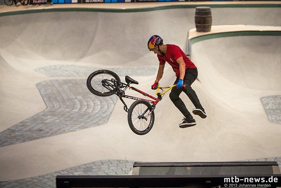 Daniel Dhers: 360 Tailwhip aus der Rampe heraus