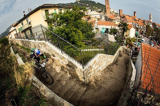 René Wildhaber schießt ins Stadtzentrum hinein dem Etappenziel entgegen.