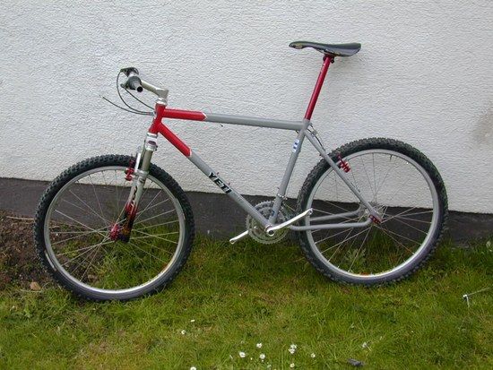 Yeti grau rot