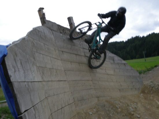 LEOGANG