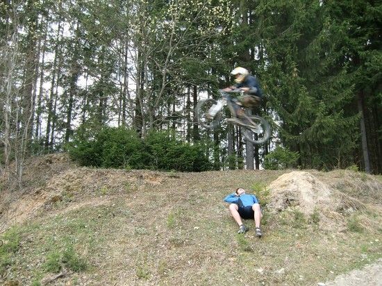Alex chillt im Gras