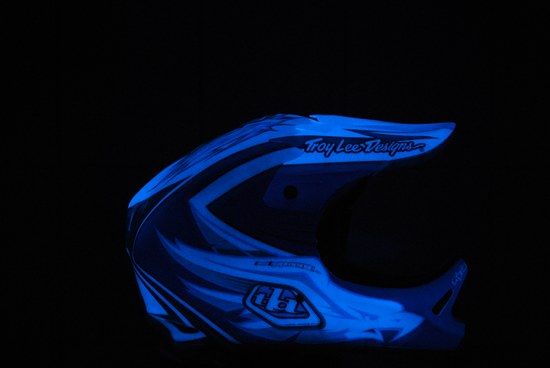 Ein neuer Troy Lee D2 &quot;The Crow&quot; blau-weiß mit Nachtleuchtlackierung von www.maxval.de