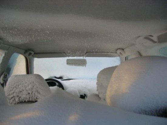 Auto voll Schnee
