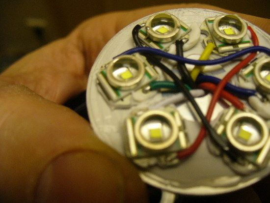 11 Aluplatte mit LEDs und abgenommenen Plastikringen