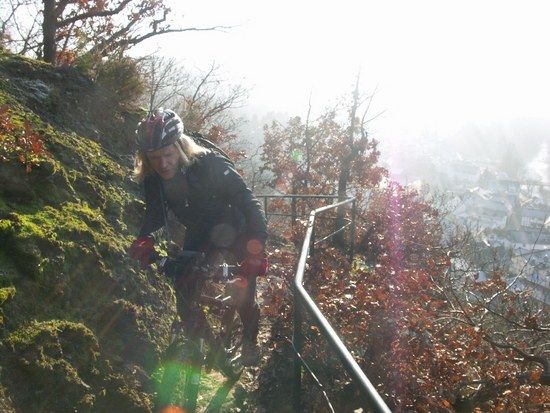 ausgesetzter Uphill mit Sicherung