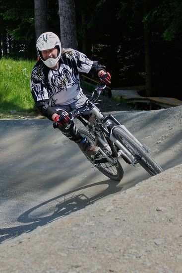 Kurvenfahren im Bikepark