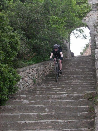 Fürst auf Treppe in Bonnieux
