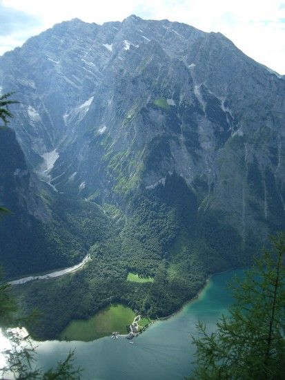 ...geniale Aussicht auf den Königsee der 1000m tiefer liegt !