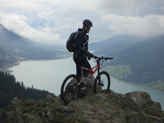 Blick auf den Reschensee kurz vor der Trailabfahrt nach Reschen über den Kreuzweg