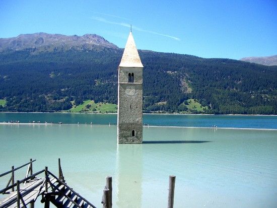 ...versunkener Kirchturm im Reschensee...
