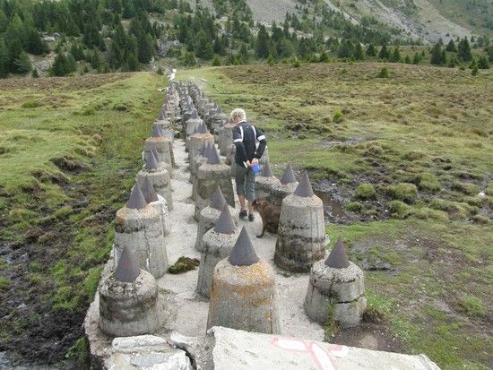 Alte Wehranlagen auf der Plamorthochebene