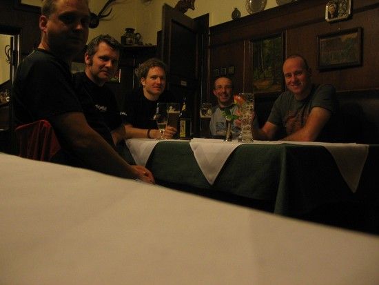 ...die Biker beim &quot;Ballern&quot; einiger gekühlten Bierchen...