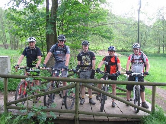 ...Gruppenbild auf Uwe`s &quot;Sturzbrücke&quot; in Bad Orb...