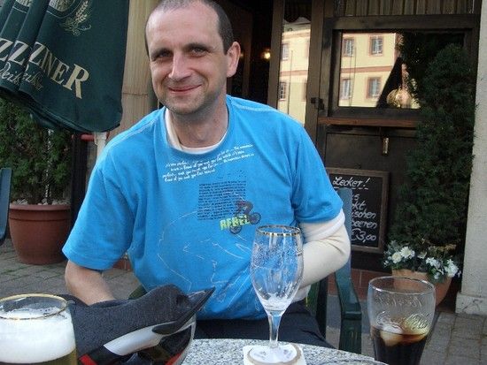 ...Uwe mit dem Arm in der Schlinge beim Abschlussgetränk in Bad Orb...