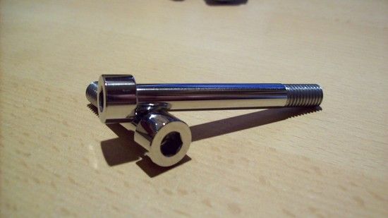 Daempferbolzen