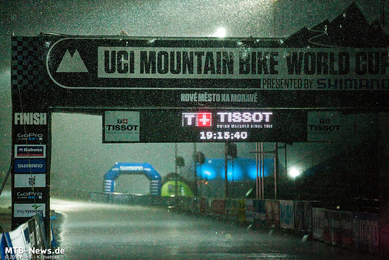 Der Himmel kann den Regen nicht mehr halten und in Strömen prasseln Tropen auf die Strecke.