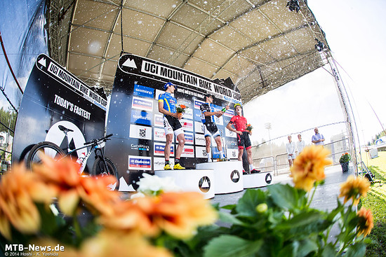 Michiel lässt den Korken knallen.