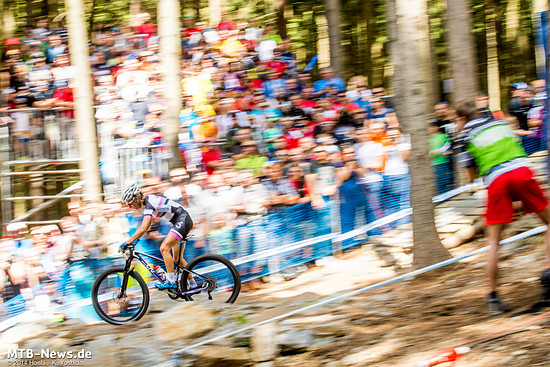 Pauline Prevot-Ferrand meldete sich mit einem Start-Ziel Sieg im MTB Worldcup zurück.