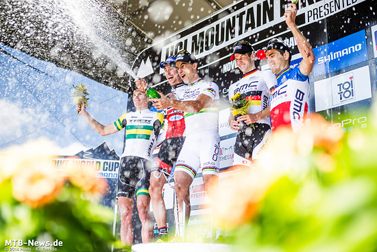 Schurter feiert seinen ersten Wolrdcupsieg 2014 mit der obligatorischen Sektdusche.