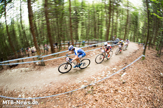 Georgia Gould vor den Trek Mädels Emily Batty und Rebecca Henderson.