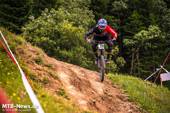 Ihm folgte sein Team-Kollege Sam Blenkinsop. Erstaunlich ist, dass keiner der beiden auf dem neuen Bike von Lapierre an den Start geht.