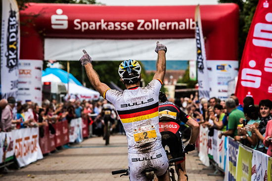 Tim Böhme bereitet den Sprint für Stiebi vor und freut sich über dessen Sieg.
