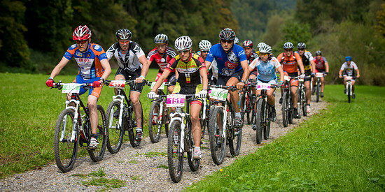 Das Feld rollt in Bad Imnau los.