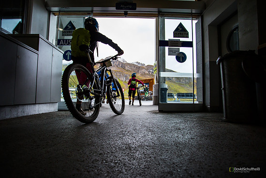 Licht am Ende der Gondel. Gut ausgerüstet treten wir hinaus in die Fototapete.