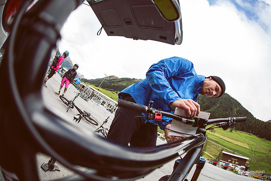 Letzte Vorbereitungen bevor das Training losgeht. Die Startnummer sitzt, die Teamkolleginnen stehen bereit.