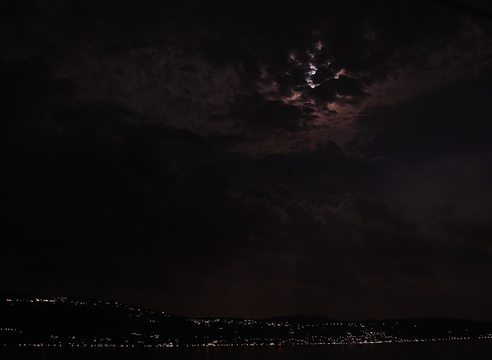 bewölkter Mondnachthimmel überm Gardasee