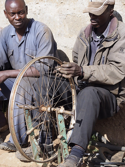 Arbeit am Laufrad in Nyahururu, Kenia