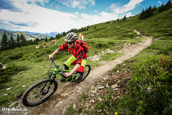 Flowige Trails wie diesen meisterst das Capra mit Bravour.