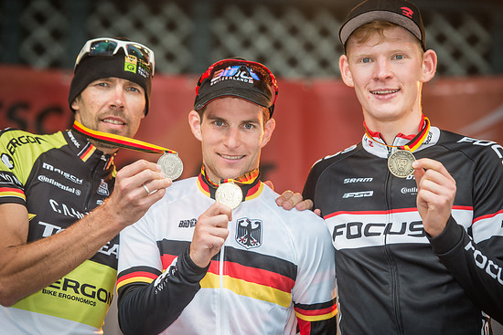Wolfram Kurschat (links) und Moritz Milatz (mitte) fahren von nun an in einem Team.