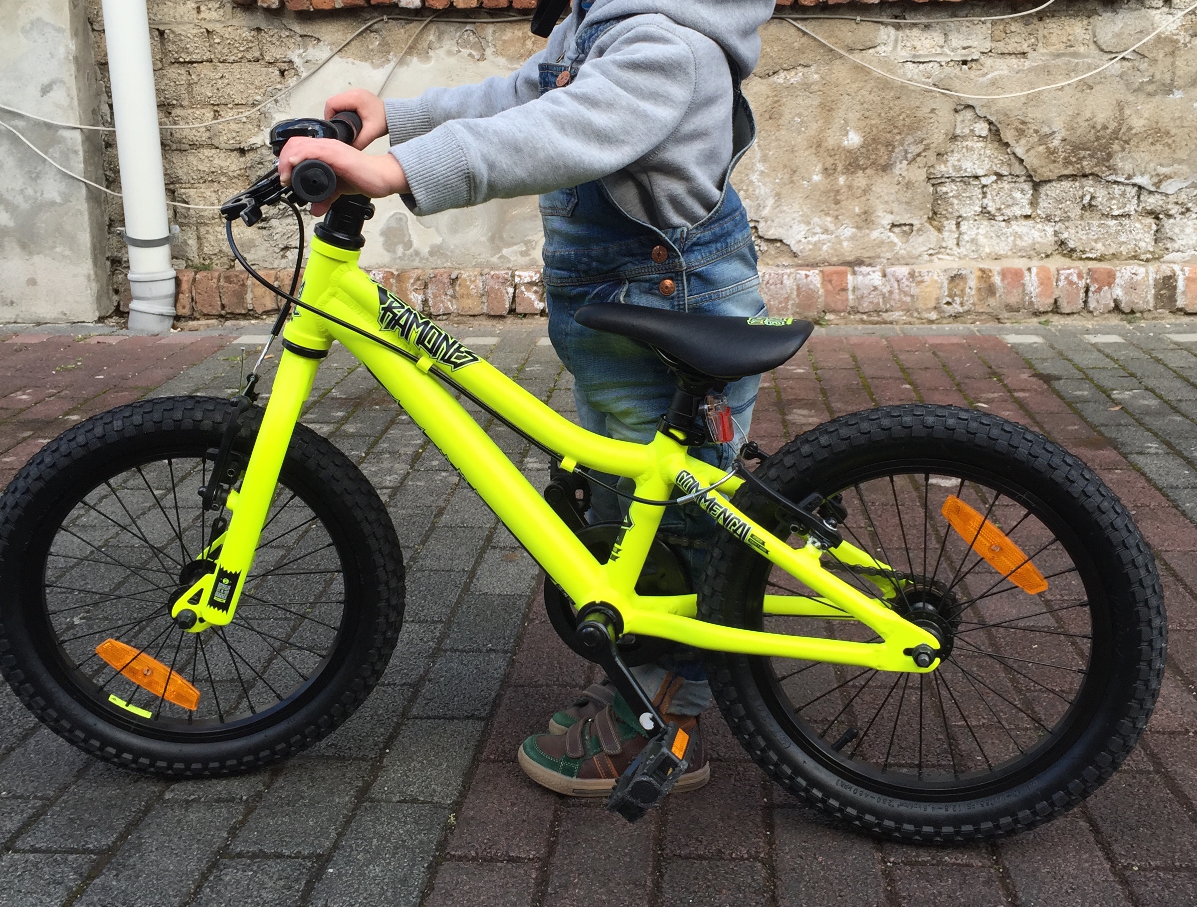 commencal ramones 16 kids bike