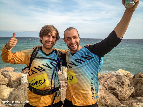 Geschafft aber Glücklich: Im Jahr 2013 fuhr Maxi gemeinsam mit seinem Idol Fabien Barel im Canyon Factory Enduro Team