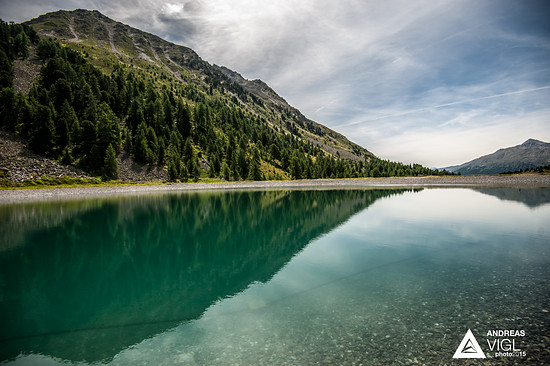 Immer wieder führen die Transferrouten und Stages die Teilnehmer vorbei an malerische Bergseen.