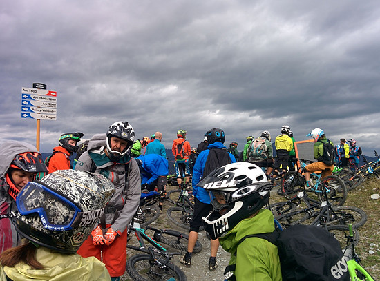 Hier kündigen sich schon die Regenschauer mit dicken Wolken an, beim warten bis endlich Special Stage 1 für heute öffnet - saukalt ist es hier in der Höhe noch dazu.