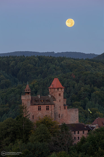 Vollmonduntergang an der Burg Berwartstein