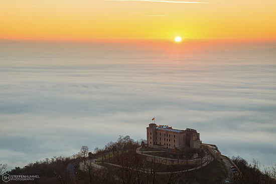 Hambacher Schloss über den Wolken