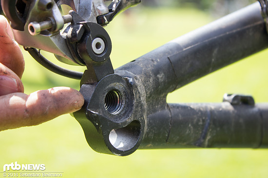 Das Einsetzen des Hinterrades wird dank der nach hinten geöffneten Einführhilfe erleichert