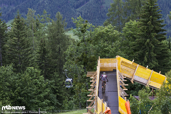 Diese Brücke führt über die erste Straße
