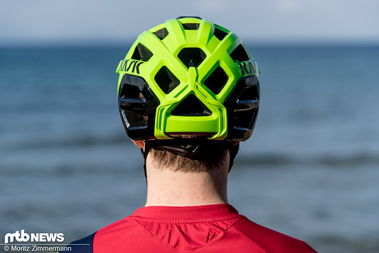 Der Helm sitzt im Nackenbereich recht tief