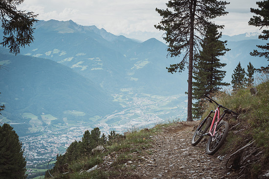Unterwegs auf dem Plosetrail oberhalb von Brixen