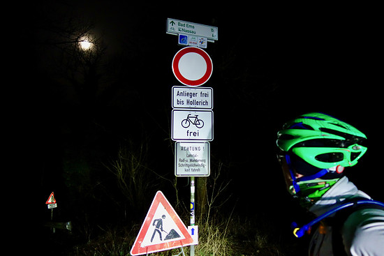 Schilder kann man nie genug aufstellen.