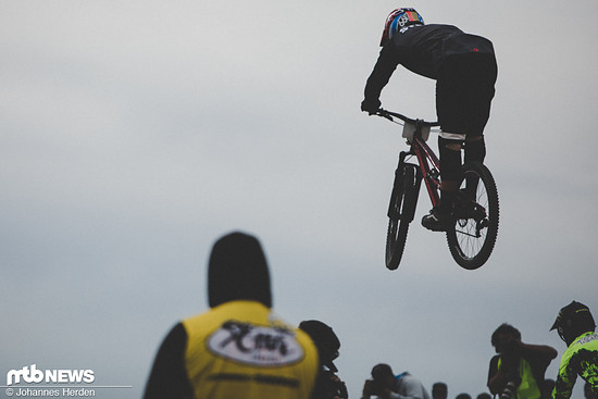 Ich hätte mir eine andere Fotoposition gewünscht - aber der einzigartige Mega-Sprung von Kyle Strait über die Dreier-Kombination musste rein